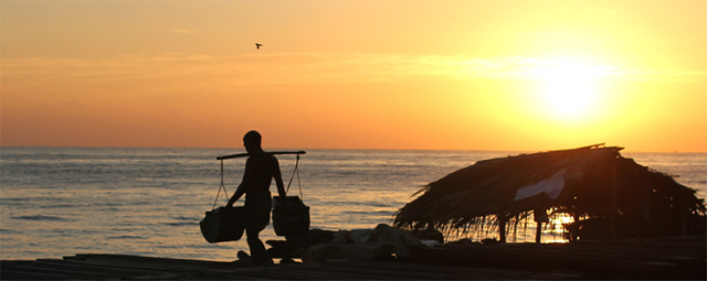 インドネシア産 バリ島の完全天日塩 TEJAKULAテジャクラ 制作風景 海水を運ぶ 塩田